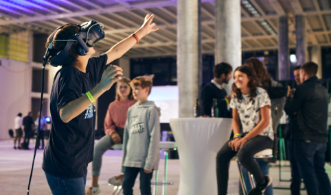 Industrienacht Basel: Jugendlicher testet VR-Brille