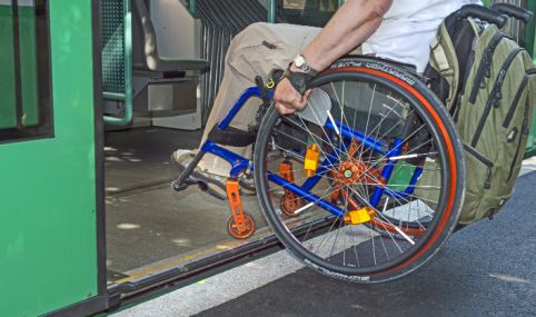 Basel barrierefrei: Mann in Rollstuhl bei Einstieg in Tram